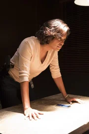Kann Dr. Tara Lewis (Aisha Tyler, l.) mit ihren psychologischen Befragungstaktiken der Verschwörungstheoretikerin Informationen über die mysteriösen Todesfälle entlocken?