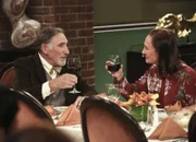 Leonard und Penny beschließen, ihre Hochzeit mit Freunden und der Familie nachzufeiern. Es gibt nur ein Problem: Leonards Mutter Beverly versteht sich weder mit ihrem Exmann Alfred (Judd Hirsch, l.), noch mit Sheldons Mutter Mary (Laurie Metcalf, r.) besonders gut ...