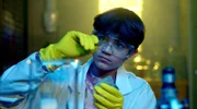 Hakim (Mads Albatros) versucht herauszufinden, woraus die Gummibärchen wirklich bestehen.