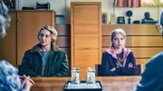 Blum (Anna Maria Mühe) und ihre Tochter Nela (Emilia Pieske) sitzen nach einem Vofall in der Schule bei einem Gespräch mit der Direktorin und dem Pfarrer.