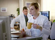 Dr. Kaminski (Udo Schenk) musste Dr. Lea Peters (Anja Nejarri) in die Diagnostik einer Patientin einbeziehen. Den beiden fällt es sichtlich schwer, den jeweils anderen in seiner fachlichen Kompetenz zu akzeptieren. Natürlich sind die Ärzte unterschiedlicher Meinung, doch Leas Widerrede treibt Kaminski zu diagnostischen Höchstleistungen an.
