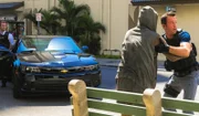 Ein neuer Fall, bei dem Zivilisten von einer bewaffneten Drohne angegriffen werden, beschäftigt Danny (Scott Caan, l.) und Steve (Alex O'Loughlin, r.) ...