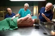 Der Pathologe Aurino (Ueli Jäggi, Mitte) zeigt Alvise (Dietmar Mössmer, li.) und Vianello (Karl Fischer, re.) auffällige Narben am Körper des Toten.