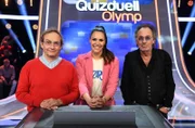 Moderatorin Esther Sedlaczek (M.) mit den Kandidaten des Teams "Genial": Wigald Boning (l.) und Hugo Egon Balder (r.), beide Comedians und Moderatoren.