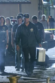 Unter der Führung von Gil (William Petersen, vorne) geht das CSI-Team der Polizei von Las Vegas (v.li.) Sara (Jorja Fox), Catherine (Marg Helgenberger) und Nick (George Eads)  auf Spurensuche.