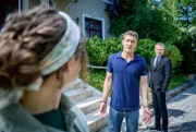 Erik (Sven Waasner, h.r.) beobachtet eine seltsame Begegnung zwischen Fanny (Johanna Graen, v.l.) und Vincent (Martin Walde, M.).