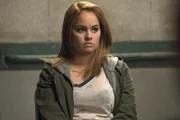Wird zur Verdächtigen in einem Mordfall: Lauras Schwester Lucy (Debby Ryan) ...