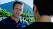Steve (Alex O'Loughlin, l.) und sein Team müssen die Wahrheit herausfinden, als ein Mädchen aus seinem Haus entführt und sein Vater dabei erschossen wird ...