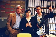 Sandra stellt die "Detektive" (v.l.n.r.: Christoph M. Ohrt, Isabel Tuengerthal, Hasan Ali Mete) zur Rede ...