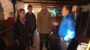 Von links: Verena, Max und Michael besprechen mit Trödelexperte Otto Schulte die aktuelle Situation und was zu tun ist.