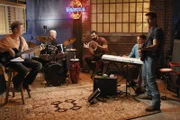 Mit Hilfe der Mutter eines Schulkameraden von Porter mietet Tom einen Übungsraum für die Band, wo sie ungestört proben können: Tom (Doug Savant), Dave (Neal McDonough), Carlos (Ricardo Antonio Chavira), Orson (Klye MacLachlan) und Mike (James Denton) ...