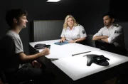 Was hat Ladi (Robin Meisner, l.) zu verbergen? Er wird von Fahri Celik (Hassan Akkouch, r.) und Hanna Kowollik (Marie Schöneburg, M.) verhört.