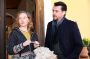 Chefermittler Sascha Bergmann (Hary Prinz) nimmt Lotte (Brigitte Hobmeier) ins Visier.