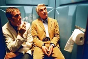 Max Kirchhoff (André Hennicke, l.) erklärt Felix (Christoph M. Ohrt, r.) sein Problem im Dixiklo.