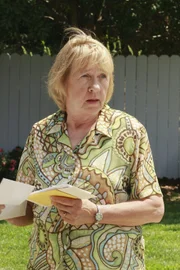 Mrs. McCluskeys (Kathryn Joosten) wird 70 - und nicht ohne Hintergedanken plant Dave eine Überraschungsparty für sie ...
