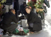 Die nähere Untersuchung des Tatorts führt Dr. Sheldon Hawkes (Hill Harper, li.) und Detective Mac Taylor (Gary Sinise) zu einem weiteren Toten.