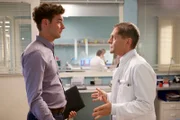 Aus heiterem Himmel bekommt Dr. Rolf Kaminski (Udo Schenk) plötzlich die langersehnte Genehmigung zur Anschaffung eines teuren Analysegerätes. Kaminski kennt Clemens Mantheys (Max König, links) kleines Geheimnis und ahnt, dass dieser dafür verantwortlich ist. Doch statt sich darüber zu freuen, knöpft er sich Clemens vor: Wofür hält Clemens Kaminski? Bestechlichkeit gehört nicht zu seinen Geschäftspraktiken. Er schlägt die Genehmigung aus. Auf diese Art will er das Gerät nicht anschaffen.