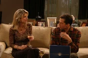 Nachdem Alan (Jon Cryer, r.) Charlie gute Ratschläge erteilt hat, ahnt er nicht, dass er nun selbst auf der Liste von Gloria (Christine Dunford, l.) landet ...