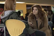 Laura (Debra Messing, r.) steht vor einem Problem, als ihre Halbschwester Lucy (Debby Ryan, l.) verdächtigt wird, einen Mord begangen zu haben ...