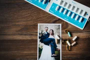 Franziska (28) und Marius (32) haben im Frühling 2024 geheiratet. Da begleitet das Paar die MS-Diagnose ein knappes Jahr. Eine chronische Erkrankung wie MS beeinflusst die Partnerschaft.
