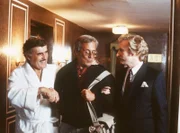 Generaldirektor Haffenloher (Mario Adorf,l.) hat etwas nachgeholfen, um in die Zeitung zu kommen. Herbie (Dieter Hildebrandt, Mitte) und Baby Schimmerlos (Franz Xaver Kroetz, r.) sehen das mit sehr gemischten Gefühlen.