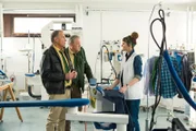 Hubert (Christian Tramitz) und Girwidz (Michael Brandner) in der Wäscherei. Natürlich kennt Lisa Kessler (Maria Helgath) Herrn Gunzberger- er war Stammkunde der Wäscherei.