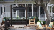 Chris Lambert sucht in Charleston nach der typischen Gastfreundschaft des Südens und nach hässlichen Gärten. Fündig wird er bei Brooke und Matt, die mit ihrem über 6000 Quadratmeter großen Garten maßlos überfordert sind. Der Garten-Retter plant ein Makeover mit einer gepflasterten Terrasse und Landhaustisch, einer Natursteinmauer und Feuerstelle sowie einen Rankbogen mit vielen einheimischen Pflanzen.