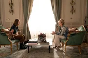 Die legendäre Comedian Deborah Vance (Jean Smart, r.) muss auf Wunsch ihres Managers mit der jungen Autorin Ava (Hannah Einbinder, l.) zusammenarbeiten. Doch ihr erstes Aufeinandertreffen eskaliert in einem hitzigen Schlagabtausch.