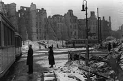 Berlin 1945: Hakenkreuz-Fahnen versinken im Trümmermeer, um neuen Gedanken und Fahnen über den geduckten Köpfen Platz zu machen, während sich am Horizont die Teilung der Stadt abzeichnet. „Berlin 1945“ erzählt mit Archivmaterial aus den Blickwinkeln der Zeitgenossen, ohne sich über sie zu erheben, ein vielstimmiges, kollektives Tagebuch: Geschichte wird gegenwärtig. - Straßenverkehr an einer Kreuzung in Berlin-Schöneberg Berlin 1945: Hakenkreuz-Fahnen versinken im Trümmermeer, um neuen Gedanken und Fahnen über den geduckten Köpfen Platz zu machen, während sich am Horizont die Teilung der Stadt abzeichnet. „Berlin 1945“ erzählt mit Archivmaterial aus den Blickwinkeln der Zeitgenossen, ohne sich über sie zu erheben, ein vielstimmiges, kollektives Tagebuch: Geschichte wird gegenwärtig. - Straßenverkehr an einer Kreuzung in Berlin-Schöneberg