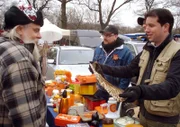 Trödelprofi Antoine (re.) muß auf dem Flohmarkt sein ganzes Verkäufergeschick an den Tag legen.