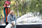 Deborah (Jean Smart) sorgt für Aufregung, als sie ihren Angestellten (Guy Branum) den hauseigenen Teich neu befüllen lässt – sehr zum Ärger eines Wasser-Cops, der erneut vor ihrer Tür steht, um sie zur Rede zu stellen.