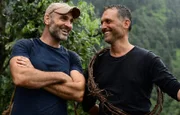 L-R: Ed Stafford und John Hudson in Indien