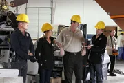 Ein Toter wurde in einem Schredderunternehmen gefunden. Die CSIler Nick (George Eads, li.), Catherine (Marg Helgenberger) und Greg (Eric Szmanda, re.) sprechen mit dem Manager (Matt Mulhern), der sich nicht erklären kann, wie der Körper in die Maschine geraten sein kann.