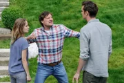 Als Jakob Wimmer (Harald Windisch, M.) von dem Seitensprung seiner Frau Sabine mit Kathis (Cosima Lehninger, l.) Freund Tobias Ritter (Sebastian Fräsdorf, r.), der nicht ohne Folgen blieb, erfährt, sieht er rot.