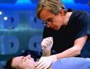 Dr. Sid Hemmerback (Robert Joy) untersucht die Leiche des Börsenmaklers Jim Morris (Brian Catalano). Jemand hat ihm Isolierschaum in den Mund gespritzt, woraufhin er kläglich erstickte.