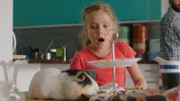 Klara (Paulina Pizarro Swartling) hat das Meerschweinchen trotzdem heimlich gekauft und es heimlich mit nach Hause genommen. Als das Meerschweinchen aber ausbüxt und die Eltern kurz davor sind, es zu entdecken, ruft Klara „Stopp!“.