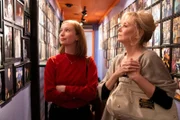 Deborah (Jean Smart, r.) kehrt nach Sacramento zurück, um ihr neues Programm in einem altbekannten Comedy-Club zu testen – doch alte Bekanntschaften und die dubiose Vergangenheit des Clubs stellen sie und Ava (Hannah Einbinder, l.) auf die Probe.