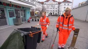 Diana Pliwischkies hält den Schlingermarkt mit großer Sorgfalt sauber. Während sie große Menschenmengen lieber meidet, schätzt sie die familiäre Atmosphäre des Marktes, die ihr die Arbeit besonders angenehm macht.