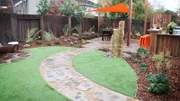 Die Terrasse von TJ und Julie ist zu klein und der Schuppen sieht aus wie eine Müllhalde - ganz zu schweigen von der nicht vorhandenen Landschaftsgestaltung.