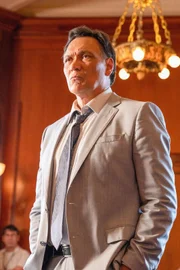 Jimmy Smits (Elijah Strait).