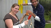 Eva und Claus brauchen für ihre Parzelle in der Bochumer Kleingartenanlage "Zum friedlichen Nachbarn" eine Laube.