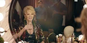 Deborah Vance (Jean Smart) ist eine erfolgreiche Star-Comedian, die sich als hartgesottene Ikone im Showgeschäft einen festen Platz erkämpft hat.