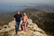 Von der Spitze bis zum Meer: Björn Freitag und Tamina Kallert blicken über die faszinierende Landschaft Elbas.
