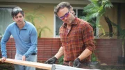 Der 60er-Jahre-Garten von Lori und Kevin in Orange County ist voll von Tomatensträuchern und Unkraut - und hat kein Konzept. Der Garten-Retter verwandelt den Garten zu einem ultimativen Treffpunkt für das Paar und seine Freunde: mit einem Hängematten-Sofa, einem Wasserspiel und einer Terrasse mit Grill. Außerdem verleiht eine Pflanzenwand aus Keramik dem Garten die nötige Farbe und Lebensdauer.