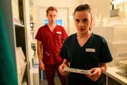 Lukas (Niklas Löffler, l.) versucht erneut mit Sofia (Kiara Brunken, r.) über ihre gemeinsamen Probleme zu sprechen.