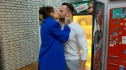 Mike freut sich auf Zeit mit Milla, doch ihre Arbeit lässt kaum Raum dafür. Seine Idee, mehr gemeinsame Momente zu schaffen, scheitert an ihrem vollen Zeitplan. Als sie selbst beim Essen plötzlich los muss, bleibt Mike enttäuscht zurück.