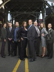 Foto v.li.: Tamara Tunie als Dr. Melinda Warner, Richard Belzer als Det. John Munch, Ice-T als Det. Odafin "Fin" Tutuola, Mariska Hargitay als Det. Olivia Benson, Christopher Meloni als Det. Elliot Stabler, Dann Florek als Capt. Donald Cragen, Michaela McManus als Asst. D.A. Kim Greylek, B.D. Wong als Dr. George Huang