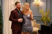 DJ (Kaitlin Olson) verkündet auf ihrer Geburtstagsfeier zusammen mit Aidan (Paul Felder) eine Überraschung, mit der niemand gerechnet hat.