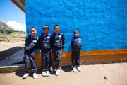 In der Pause spielen Isidro (3.v.li.) und seine Mitschüler auf dem Hof der Schule.