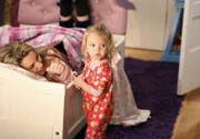 "Disneys Meine Schwester Charlie", "Die Übernachtungsparty." Da Charlie ihr erstes Kinderbettchen bekommt, darf Gabe seine erste Übernachtungsparty feiern. Ziemlich aufgeregt, plant er alles bis ins letzte Detail durch. Klarerweise geht dennoch einiges schief: zunächst setzt der Rasensprenger das Zelt unter Wasser, dann kann wegen des gruseligen Films keiner der Burschen einschlafen. Während Teddy sich indes bemüht, beim Vorsingen eine tolle Rolle im Schulmusical zu ergattern, hat PJ Figurprobleme. Im Bild (v.li.): Bridgit Mendler (Teddy Duncan), Mia Telerico (Charlie Duncan).